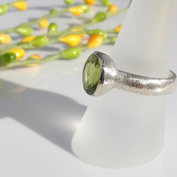 Peridot Ring 2 Carats Size 8 - Picture 9 of 9